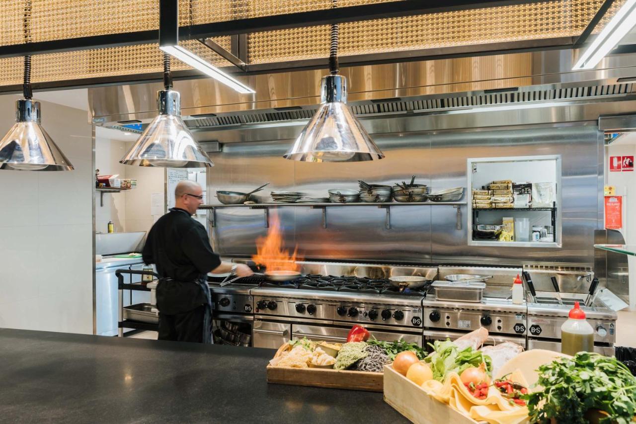 Peppers Waymouth Hotel Adelajda Zewnętrze zdjęcie A chef working in a restaurant kitchen