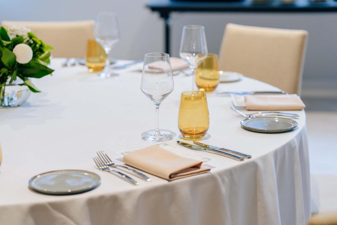 Peppers Waymouth Hotel Adelajda Zewnętrze zdjęcie A table set for fine dining