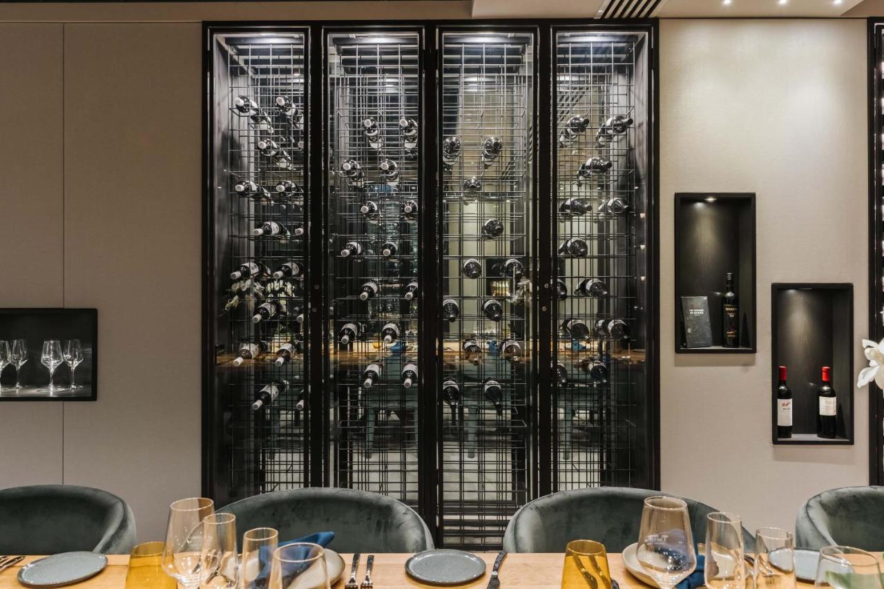 Peppers Waymouth Hotel Adelajda Zewnętrze zdjęcie Wine display at the restaurant