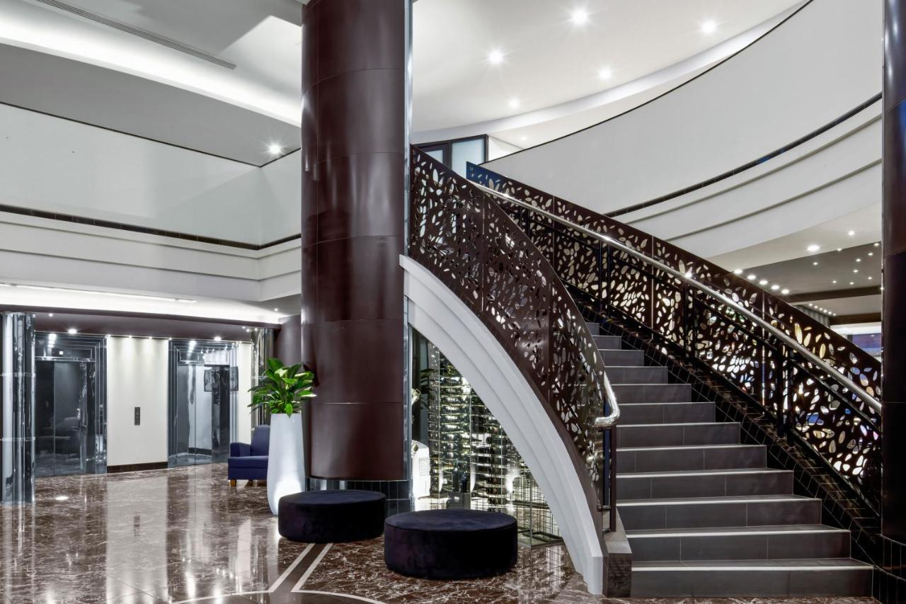 Peppers Waymouth Hotel Adelajda Zewnętrze zdjęcie The staircase at the lobby
